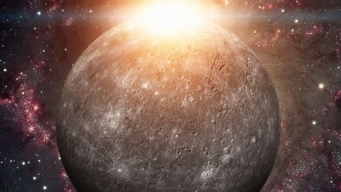 Mercurio en astrología gobierna la comunicación, tecnología y el pensamiento.