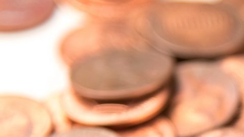 Centavos esparcidos sobre fondo blanco.
