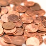 Centavos esparcidos sobre fondo blanco.