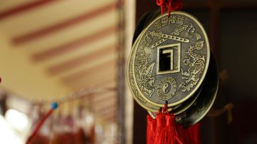 Las monedas chinas son un amuleto de la buena suerte y mucha gente las coloca en su puerta de entrada.