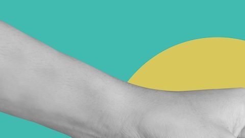 Mano sosteniendo una rebanada de pizza y mano sosteniendo dinero.