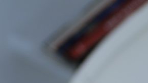 Pareja joven revisando facturas y haciendo un plan de negocios familiar.