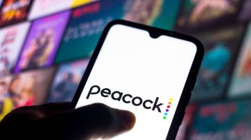 Logotipo de Peacock en un teléfono inteligente.