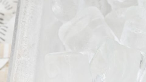 Lata de ginger ale Schweppes helado.