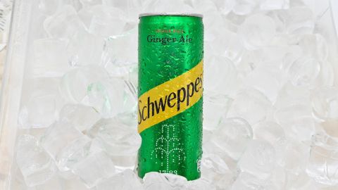 Lata de ginger ale Schweppes helado.