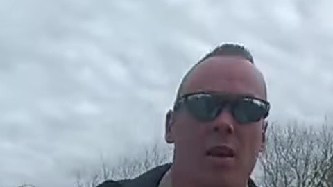 VIDEO: Dramático rescate de un perro herido atrapado en las vías de un tren en Oklahoma