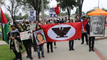Residentes y trabajadores campesinos recuerdan a líderes latinos.