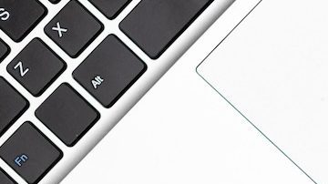 Foto concepto de seguro de invalidez con las manos en un gesto protector