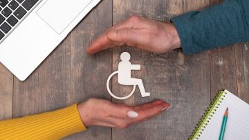 Foto concepto de seguro de invalidez con las manos en un gesto protector