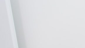 Padre retirando un colchón de bebé tras el aviso de retiro de la Comisión de Seguridad de Productos de Consumo de EE. UU.