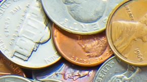 Montón enorme de monedas estadounidenses.