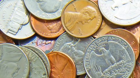 Montón enorme de monedas estadounidenses.