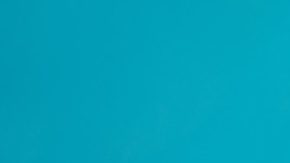 Hombre celebra sus ganancias de la lotería tras comprar un raspadito y llevarse $50,000 dólares.