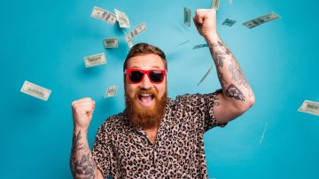 Hombre celebra sus ganancias de la lotería tras comprar un raspadito y llevarse $50,000 dólares.