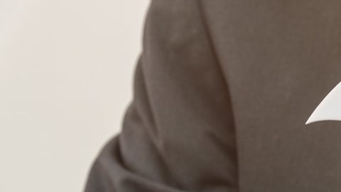 Pareja de jubilados mayores se encuentra en una balanza con una bolsa en dólares estadounidenses.