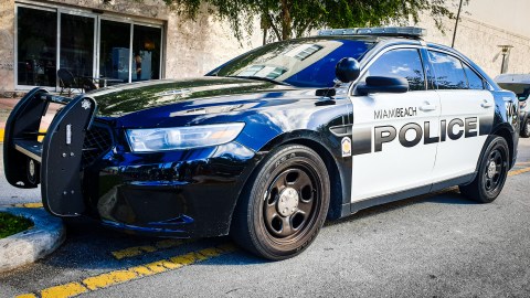 Hombre detenido por matar a golpes a mujer transgénero en un edificio de Miami Beach