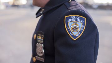 Migrantes atacaron a policías de Nueva York que intentaron detenerlos por robar en un Target