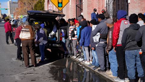 Encuentran a 13 migrantes, entre ellos nueve niños, hacinados en un sótano de Indiana