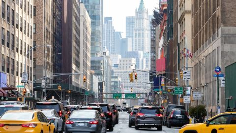 Apuñalan a un hombre en el pecho afuera de un hotel que alberga a migrantes en Nueva York