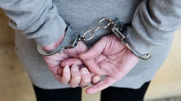 Mujer de Texas arrestada por dejar a sus dos hijos pequeños solos en casa para ir a un crucero