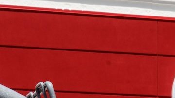 Fachada de una tienda Target en Lafayette, con un carrito de compras rojo en primer plano.