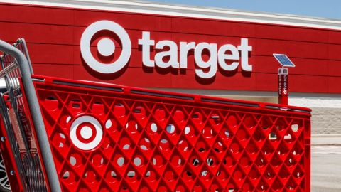 Fachada de una tienda Target en Lafayette, con un carrito de compras rojo en primer plano.