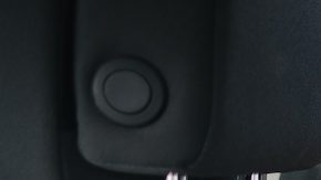 El hombre instala un asiento infantil en el asiento trasero del coche.