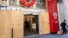 Una mujer con bolsas de compras junto a una tienda Target en Nueva York.