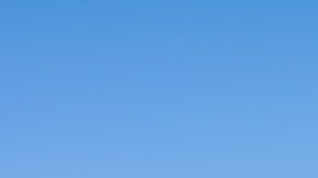 Innovación tecnológica en envíos: concepto de entrega rápida de drones volando con caja de cartón sobre la ciudad.