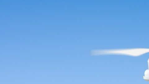 Innovación tecnológica en envíos: concepto de entrega rápida de drones volando con caja de cartón sobre la ciudad.