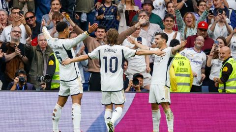 MADRID, 04/05/2024.- El centrocampista del Real Madrid Brahim Díaz (d) celebra tras anotar Jude Bellingham (i) el 2-0 durante el partido de la jornada 34 de la Liga EA Sports que disputan Real Madrid y Cádiz en el estadio Santiago Bernabéu en Madrid. EFE/JJ Guillén