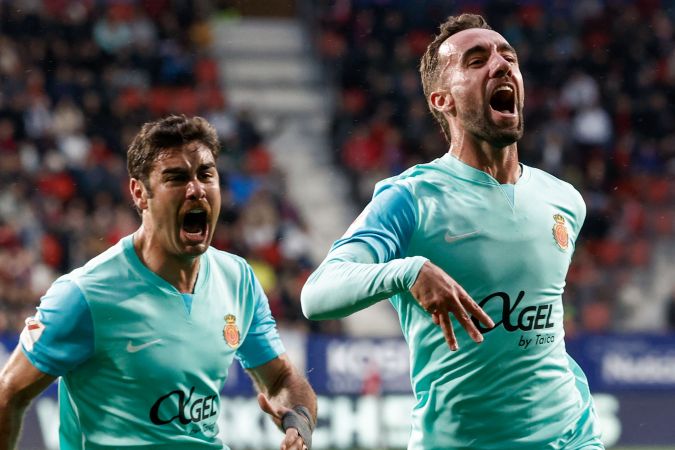 El mediocampista español del Mallorca, Sergi Darder, celebra con su compañero, Abdón Prats, tras marcar el gol del empate 1-1 durante el encuentro de la jornada 36 de LaLiga ante el Osasuna en el Estadio El Sadar en Pamplona.