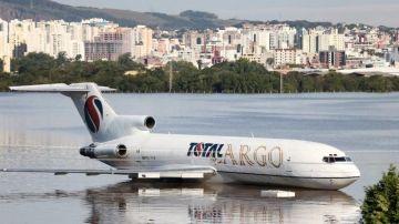 Un avión de carga se detuvo el lunes en una pista inundada del aeropuerto Salgado Filho, en Porto Alegre.