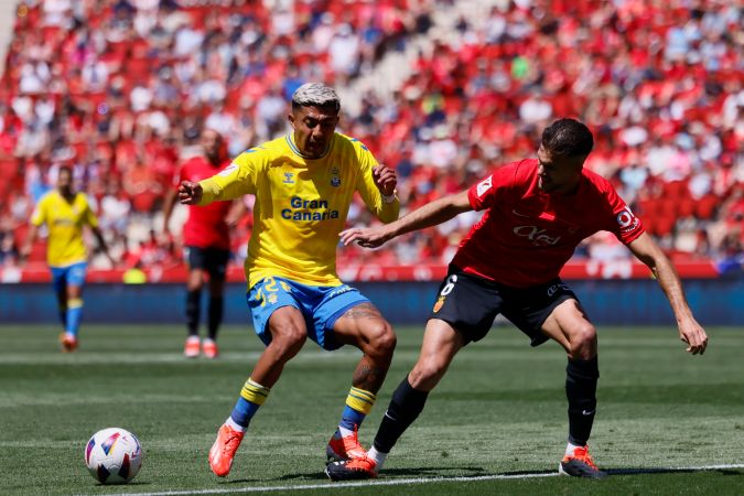 El defensor mexicano de Las Palmas, Julián Araujo el jugador del Mallorca, José Manuel Arias Copete, durante el partido de la jornada 35 de LaLiga  que se disputó este sábado 11 de mayo en el estadio de Son Moix. 