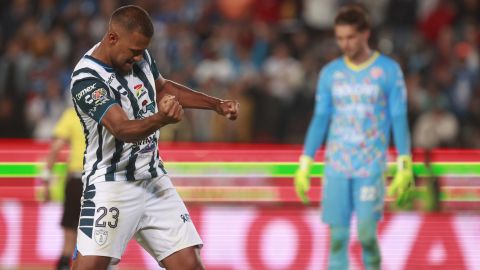 AME3919. PACHUCA (MÉXICO), 05/05/2024.- Jugadores de Pachuca celebran una anotación este domingo, durante el partido de Play In del torneo Clausura 2024 la Liga MX entre Tuzos del Pachuca y Rayos del Necaxa en el estadio Hidalgo de la ciudad de Pachuca, Hidalgo (México). EFE /David Martínez Pelcastre