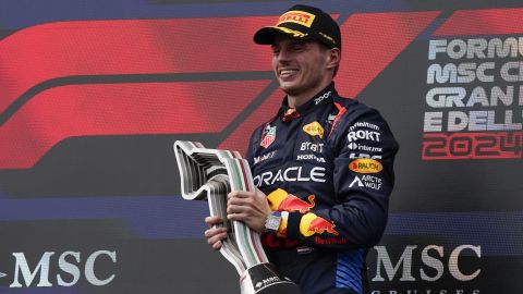 Imola (Italy), 19/05/2024.- Red Bull Racing driver Max Verstappen of Netherlands celebrates on the podium after winning the Formula One 1 Grand Prix of the Emilia Romagna in Imola, Italy, 19 May 2024. (Fórmula Uno, Italia, Países Bajos; Holanda) EFE/EPA/DANILO DI GIOVANNI
