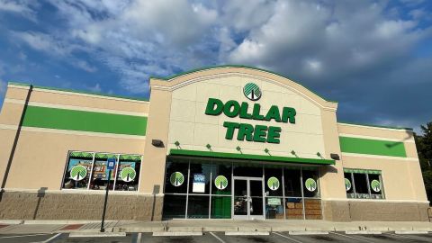 Entrada exterior del Dollar Tree sin coches.