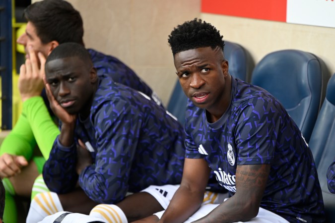 El delantero brasileño Vinícius Júnior junto al defensor francés Ferland Mendy durante el encuentro correspondiente a la jornada 37 de LaLiga que el Real Madrid disputó ante el Villarreal en el estadio La Cerámica.