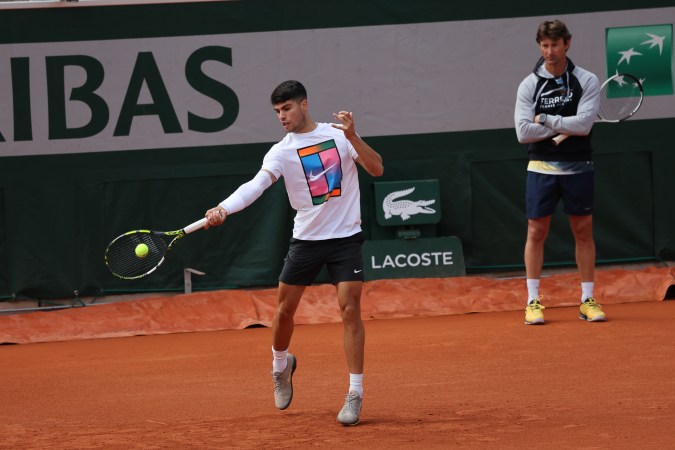 Carlos Alcáraz durante un entrenamiento en la ista central de Roland Garros.