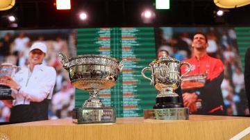 Trofeo masculino y femenino de Roland Garros, torneo en el que se realizó el sorteo para conocer los cruces este jueves.
