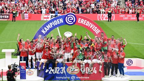 Los jugadores del PSV Eindhoven celebrando la conquista de la Eredivisie este domingo tras su victoria ante el Sparta Rotterdam por 4-2.