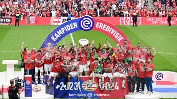 Los jugadores del PSV Eindhoven celebrando la conquista de la Eredivisie este domingo tras su victoria ante el Sparta Rotterdam por 4-2.