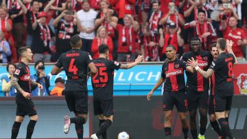 Leverkusen (Germany), 18/05/2024.- Leverkusen's Victor Boniface celebrates with teammates after scoring the 1-0 goal during the German Bundesliga soccer match of Bayer 04 Leverkusen against FC Augsburg, in Leverkusen, Germany, 18 May 2024. (Alemania) EFE/EPA/CHRISTOPHER NEUNDORF CONDITIONS - ATTENTION: The DFL regulations prohibit any use of photographs as image sequences and/or quasi-video.