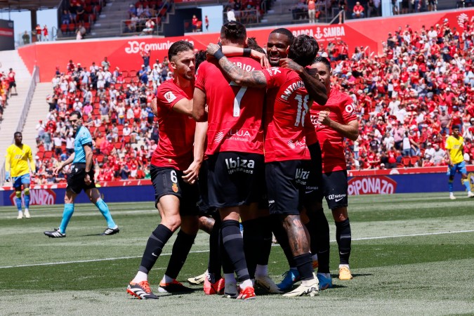 Los jugadores del Mallorca celebrando el gol del lateral uruguayo Giovanni González que le dio la victoria al cuadro balear.