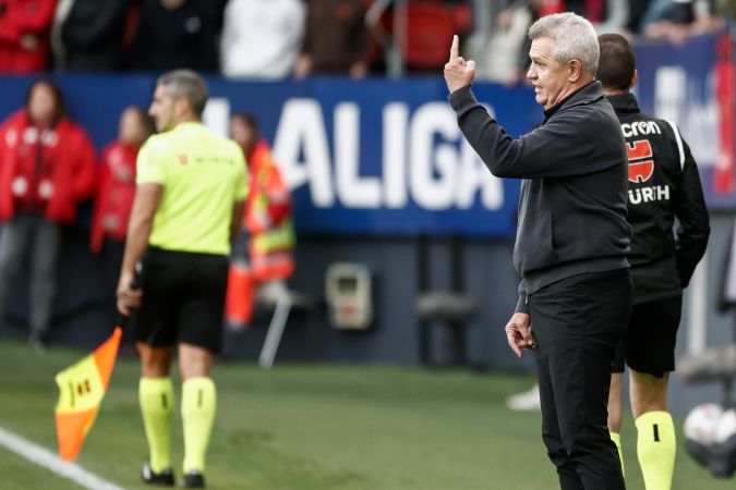 El entrenador del Mallorca, Javier Aguirre, da instrucciones a sus jugadores durante el encuentro de la jornada 36 de LaLiga ante el Osasuna este martes en el Estadio El Sadar, en Pamplona.