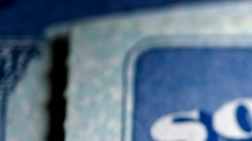 Tarjetas de Seguridad Social que simbolizan beneficios para las personas mayores Estados Unidos.