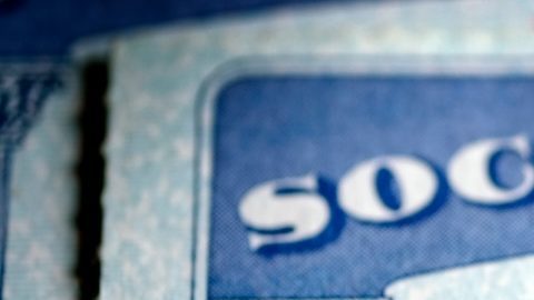 Tarjetas de Seguridad Social que simbolizan beneficios para las personas mayores Estados Unidos.
