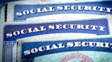 Tarjetas de Seguridad Social que simbolizan beneficios para las personas mayores Estados Unidos.