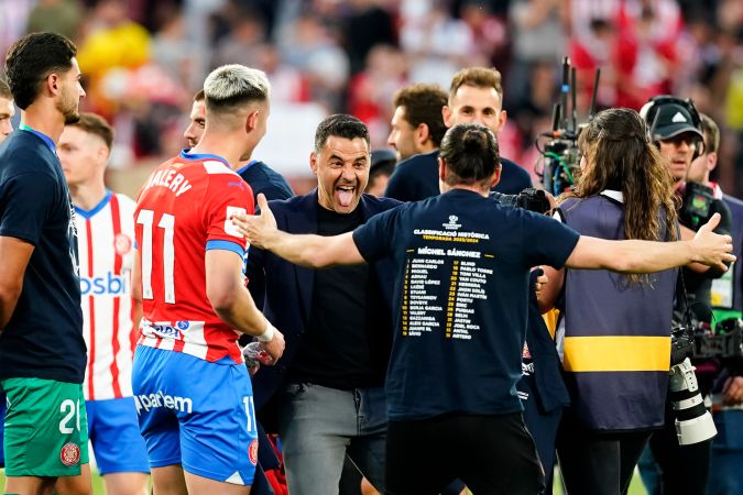 El director técnico del Girona, Míchel, celebra con sus jugadores la clasificación de su equipo para la próxima edición de la Champions League tras imponerse este sábado ante el FC Barcelona en el estadio de Montilivi.