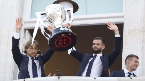 MADRID, 12/05/2024.- Los jugadores del Real Madrid Nacho Fernández y Luka Modric ofrecen a la afición la copa de LaLiga en la Real Casa de Correos durante los actos de celebración de la trigésimo sexta Liga conseguida por el equipo este domingo en Madrid. El equipo visita hoy las sedes de la Comunidad de Madrid y el Ayuntamiento de la capital para finalizar en la plaza de Cibeles y celebrar con aficionados. EFE/ Mariscal